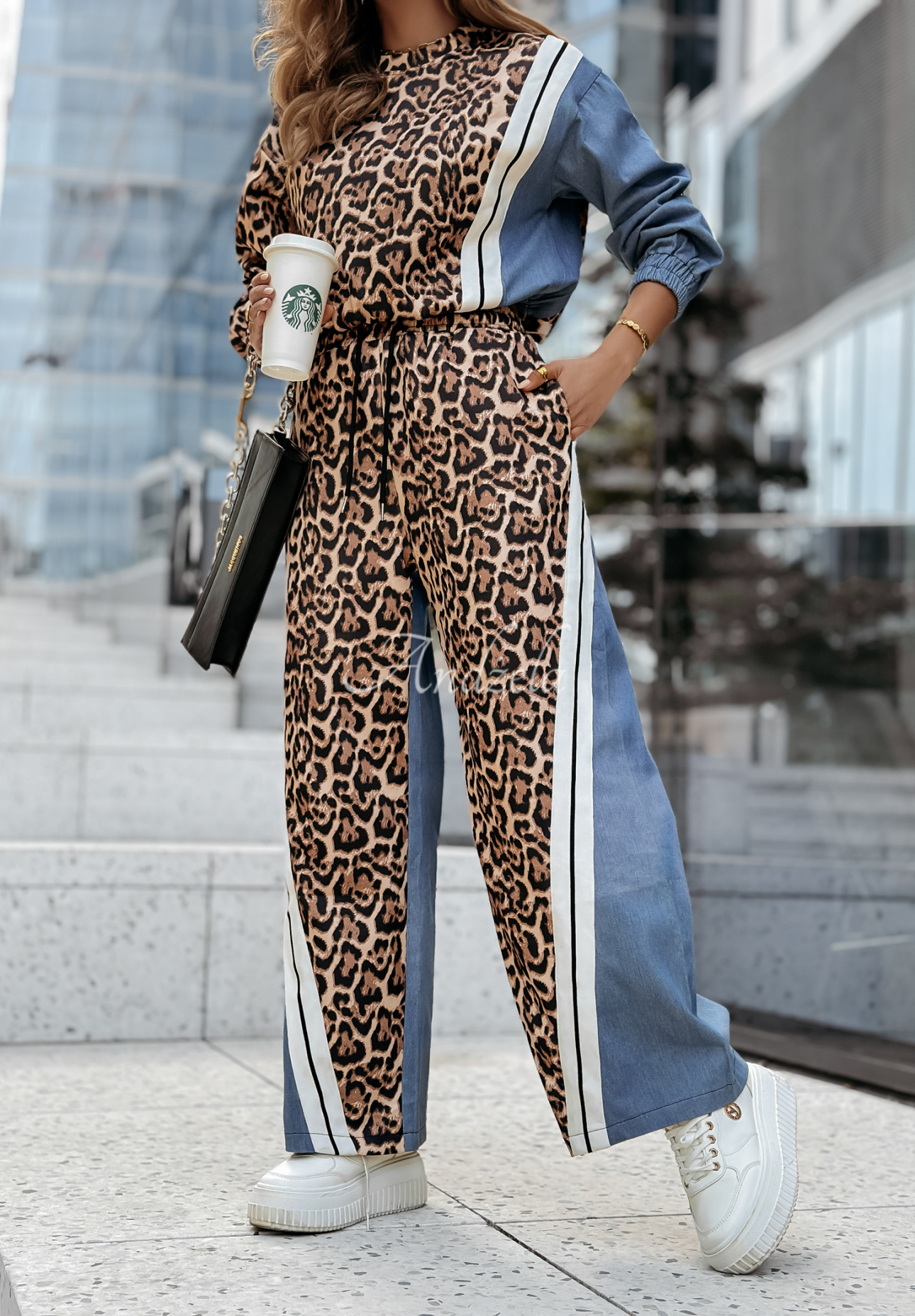 Compleul format din hanorac și pantaloni wide leg Zaiden cu imprimeu leopard