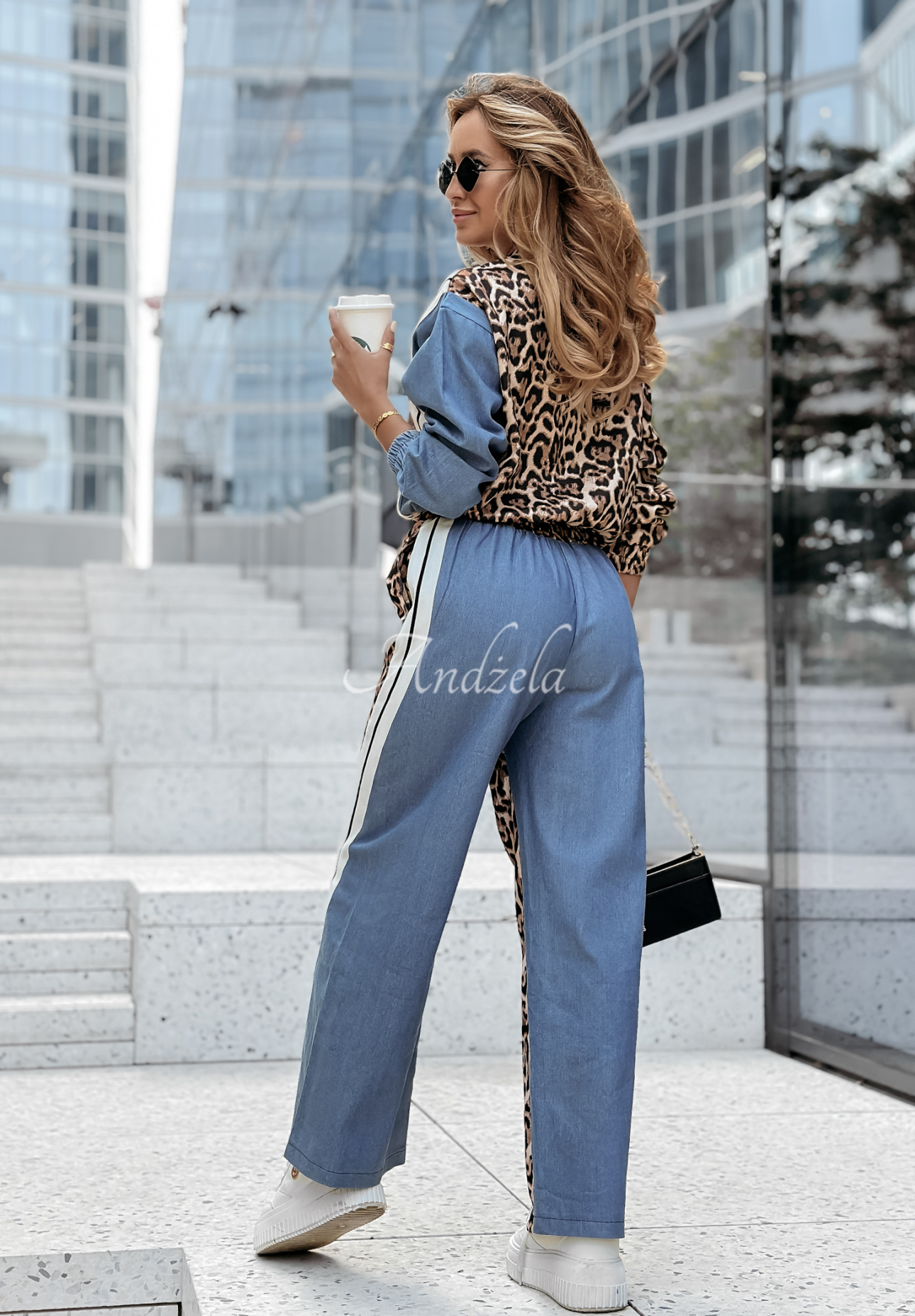 Compleul format din hanorac și pantaloni wide leg Zaiden cu imprimeu leopard