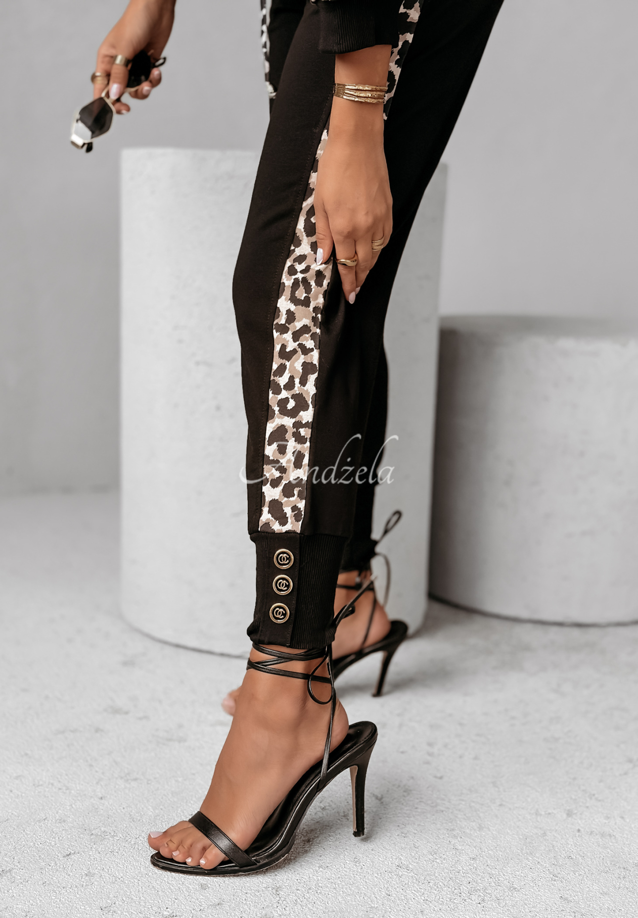 Pantaloni de trening Relax Mode cu dungi cu imprimeu leopard