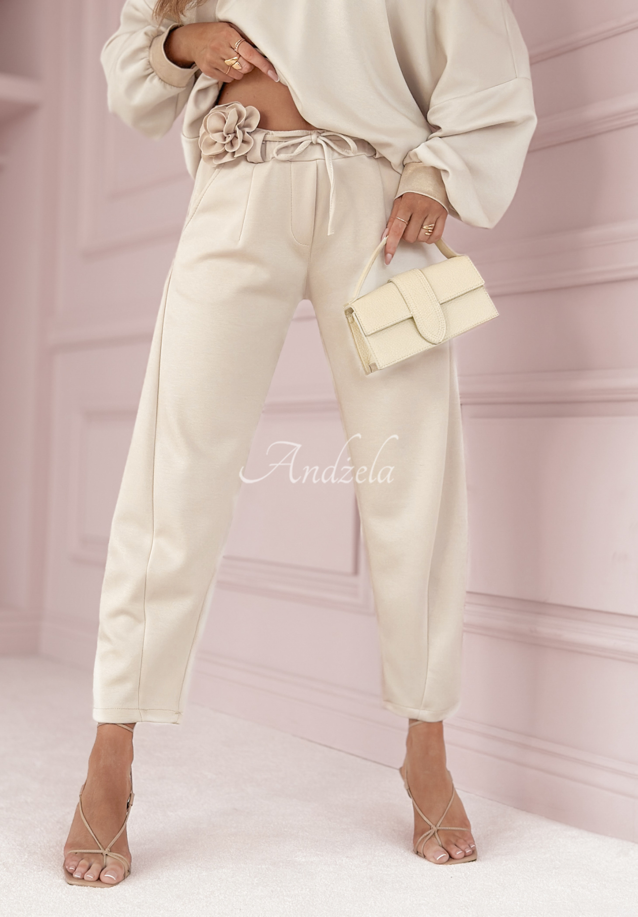 Pantaloni de trening Like A Girl cu floare