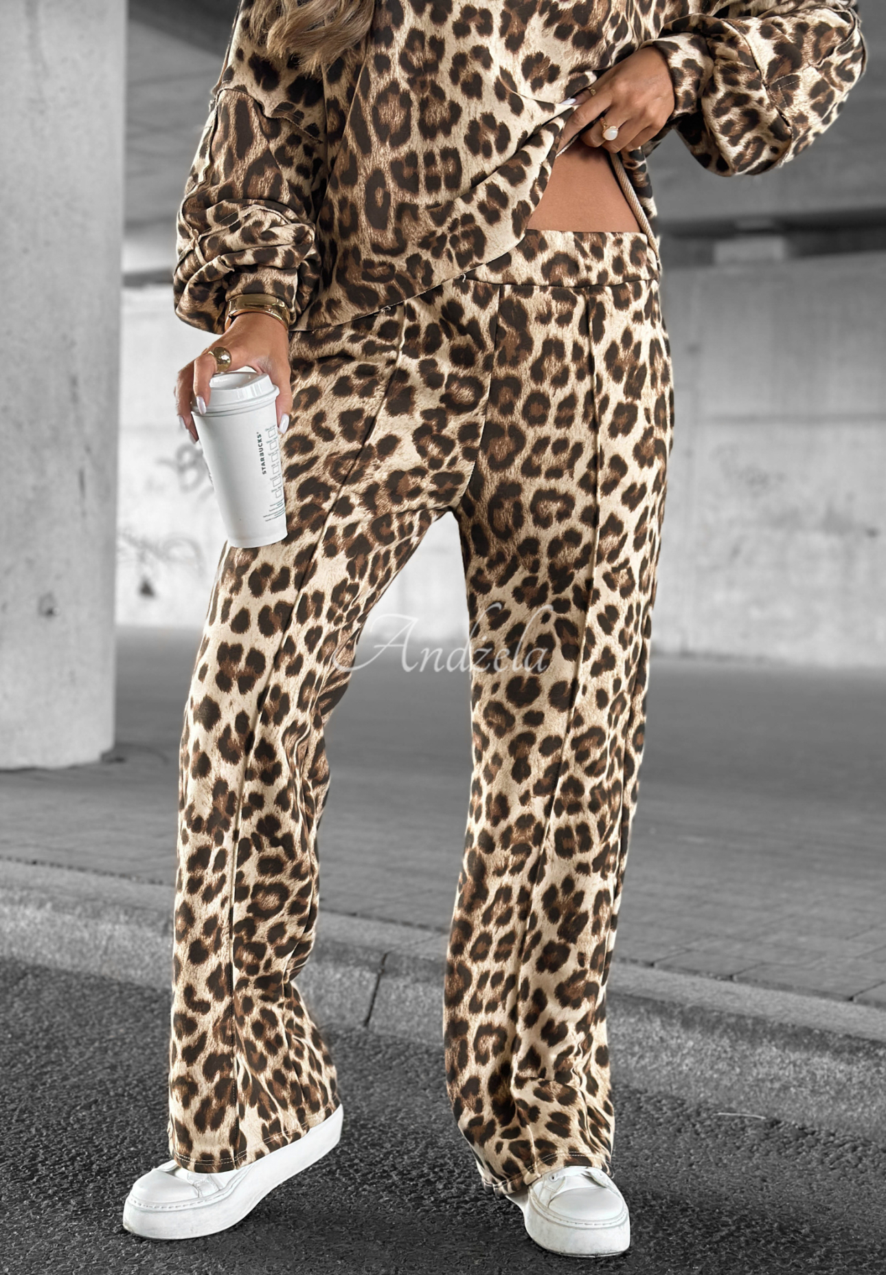 Pantaloni din material Wild Crossing cu imprimeu leopard