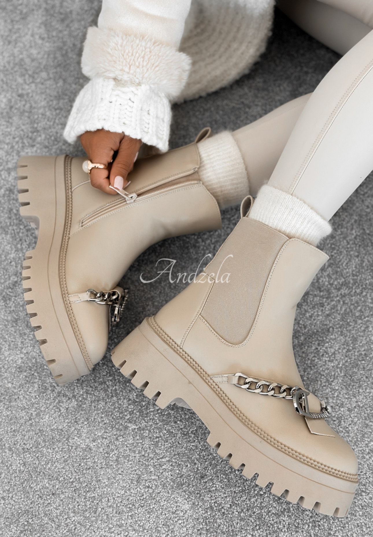 Botine din piele cu lănțișor Colder Nights