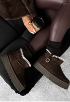 zamszowe Botine z haftem Wintery Blessings ciocolatii
