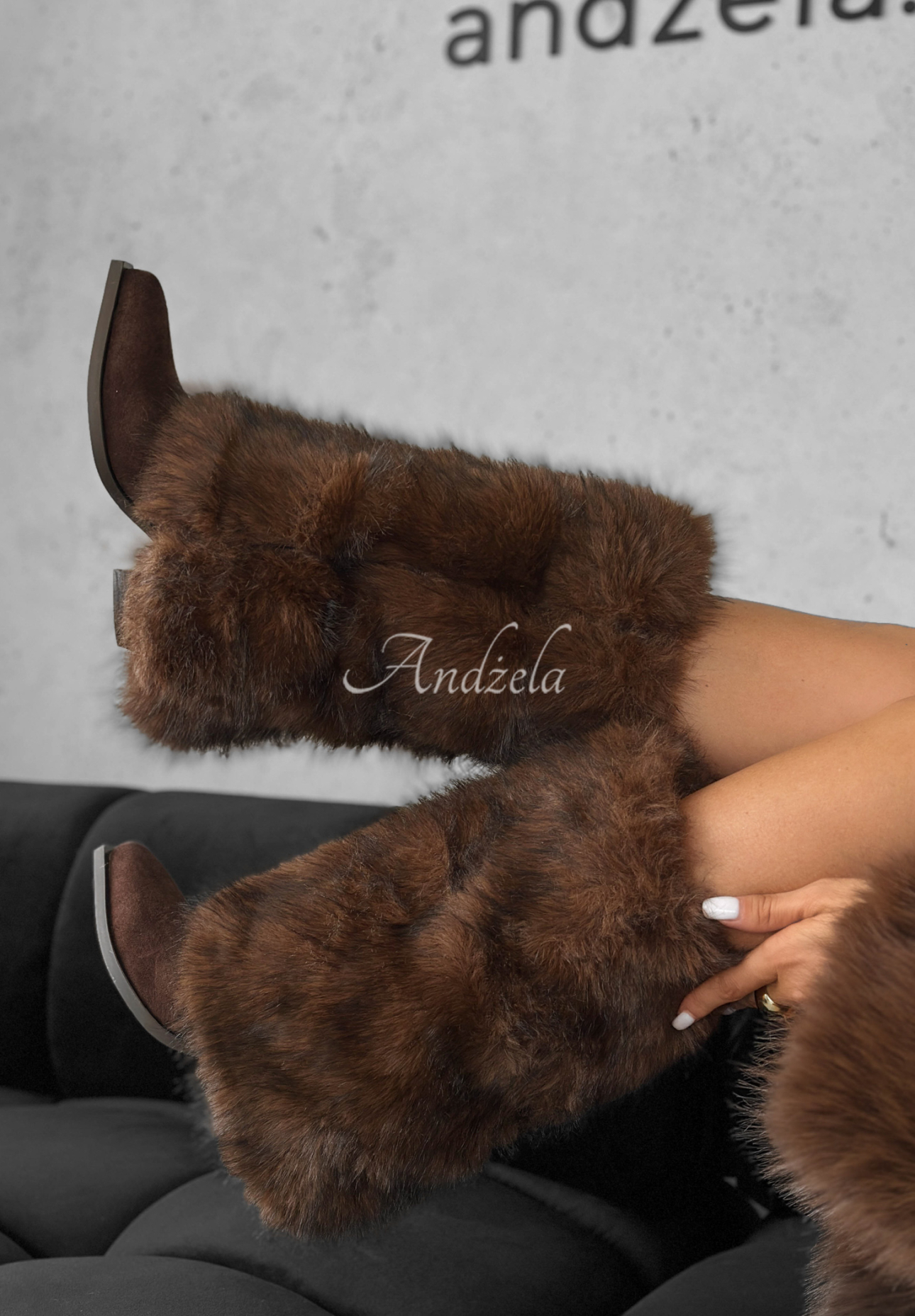 Botine din piele întoarsă cu blăniță White Angels