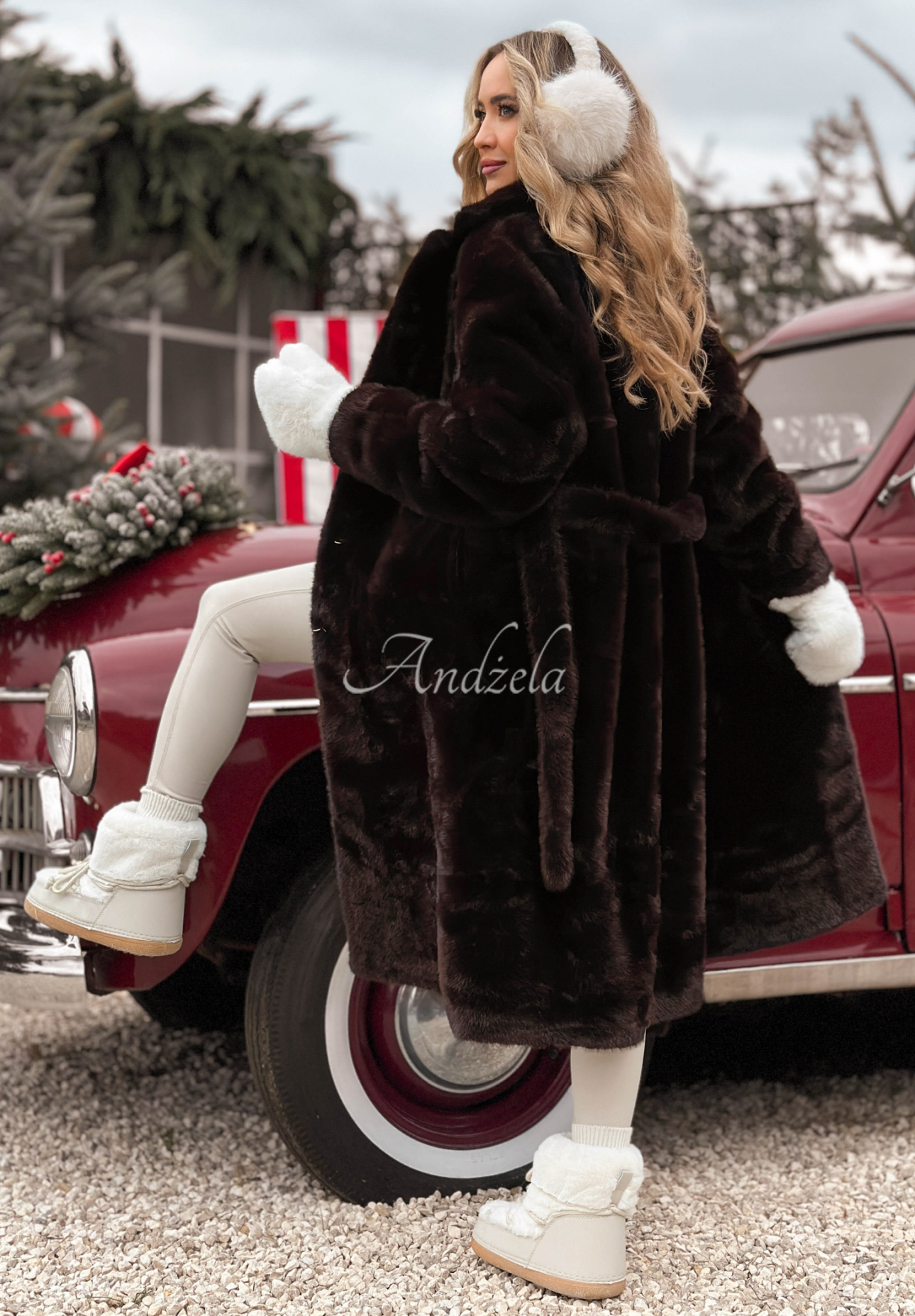 Pardesiu lung de blană Beside The Fire