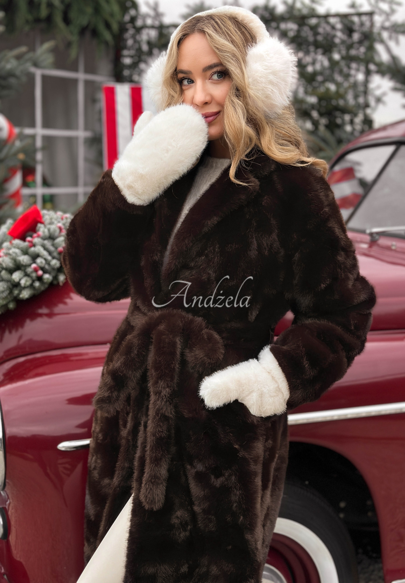 Pardesiu lung de blană Beside The Fire