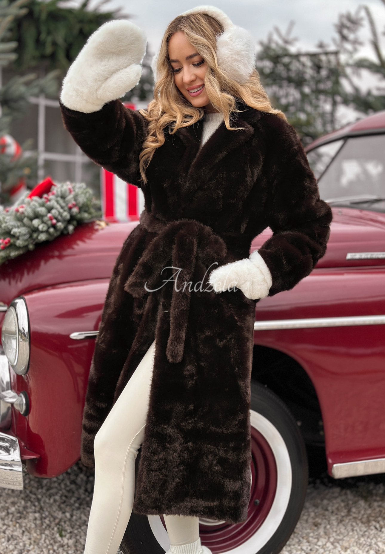 Pardesiu lung de blană Beside The Fire