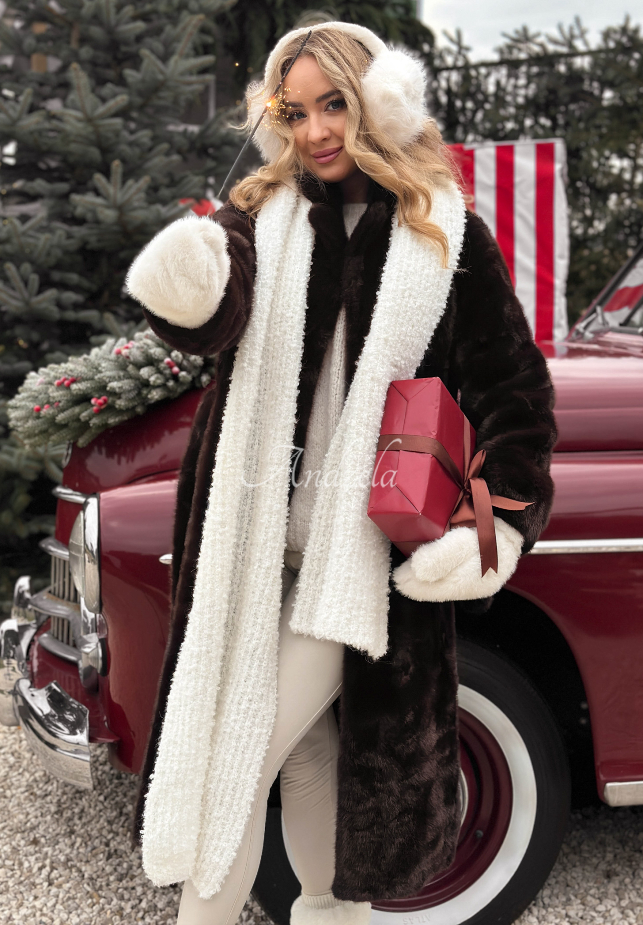 Pardesiu lung de blană Beside The Fire