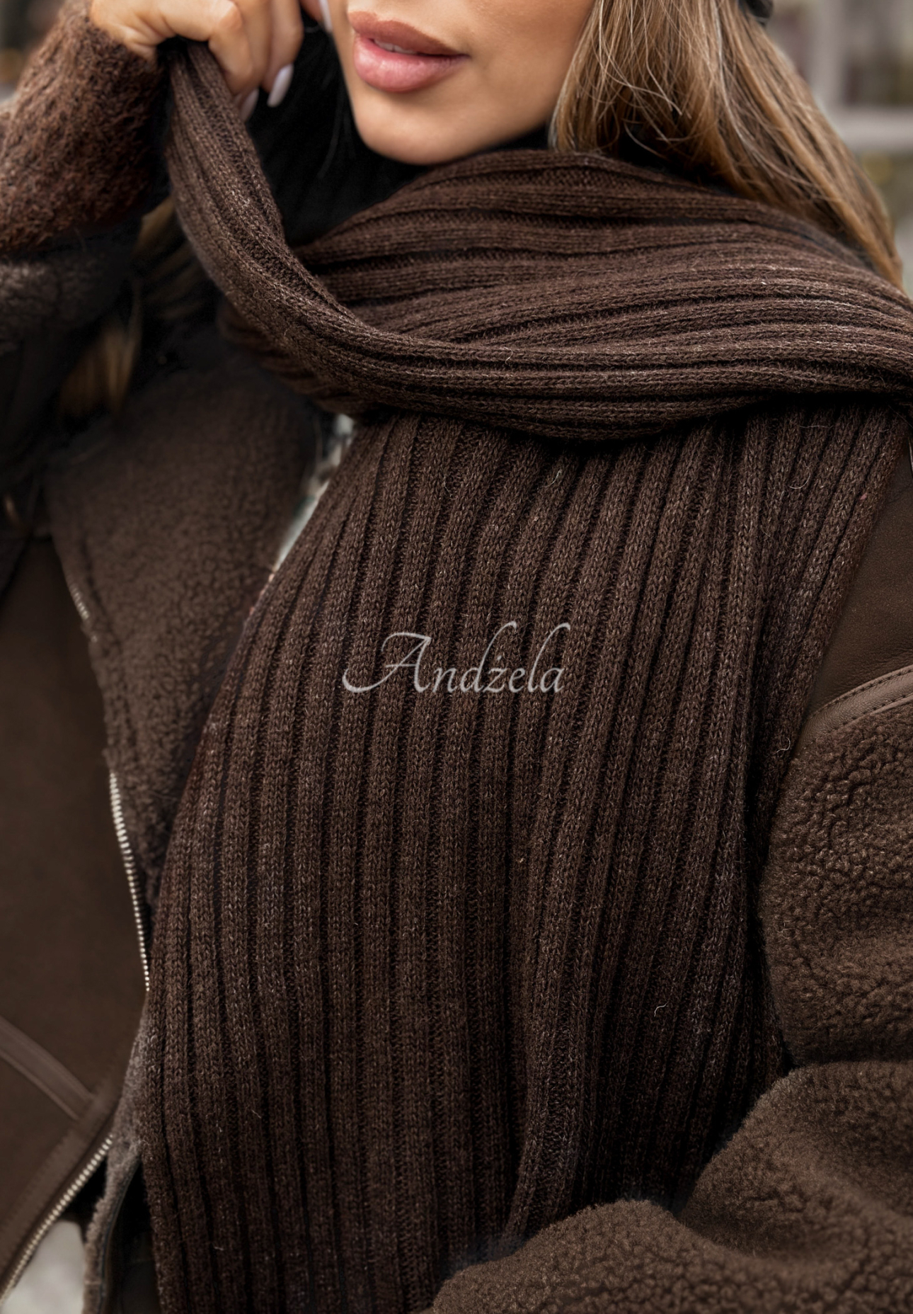 Set cu striații format din căciulă și fular din lână și cașmir Snow Dates