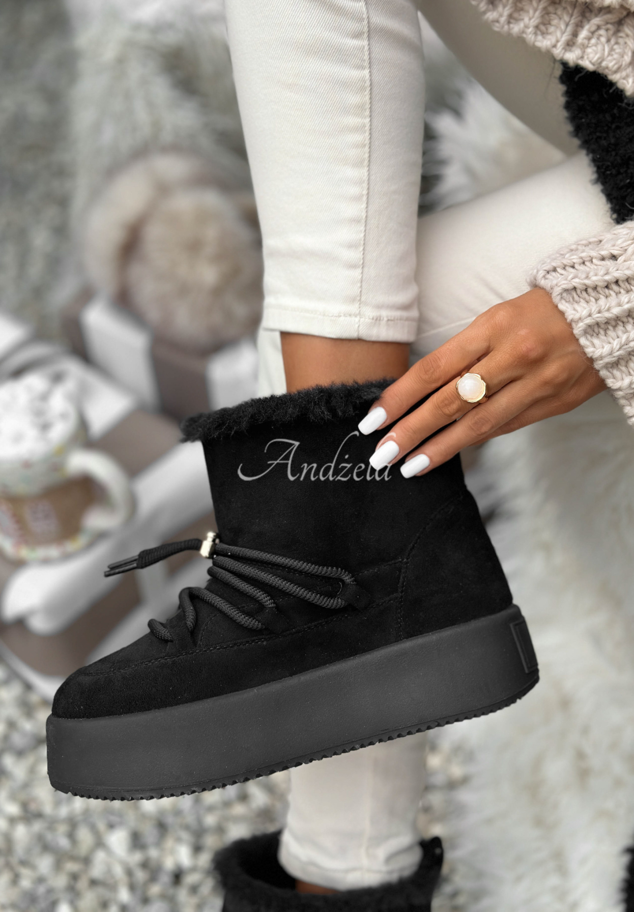 Cizme scurte de zăpadă din piele întoarsă cu șireturi Cold As Ice