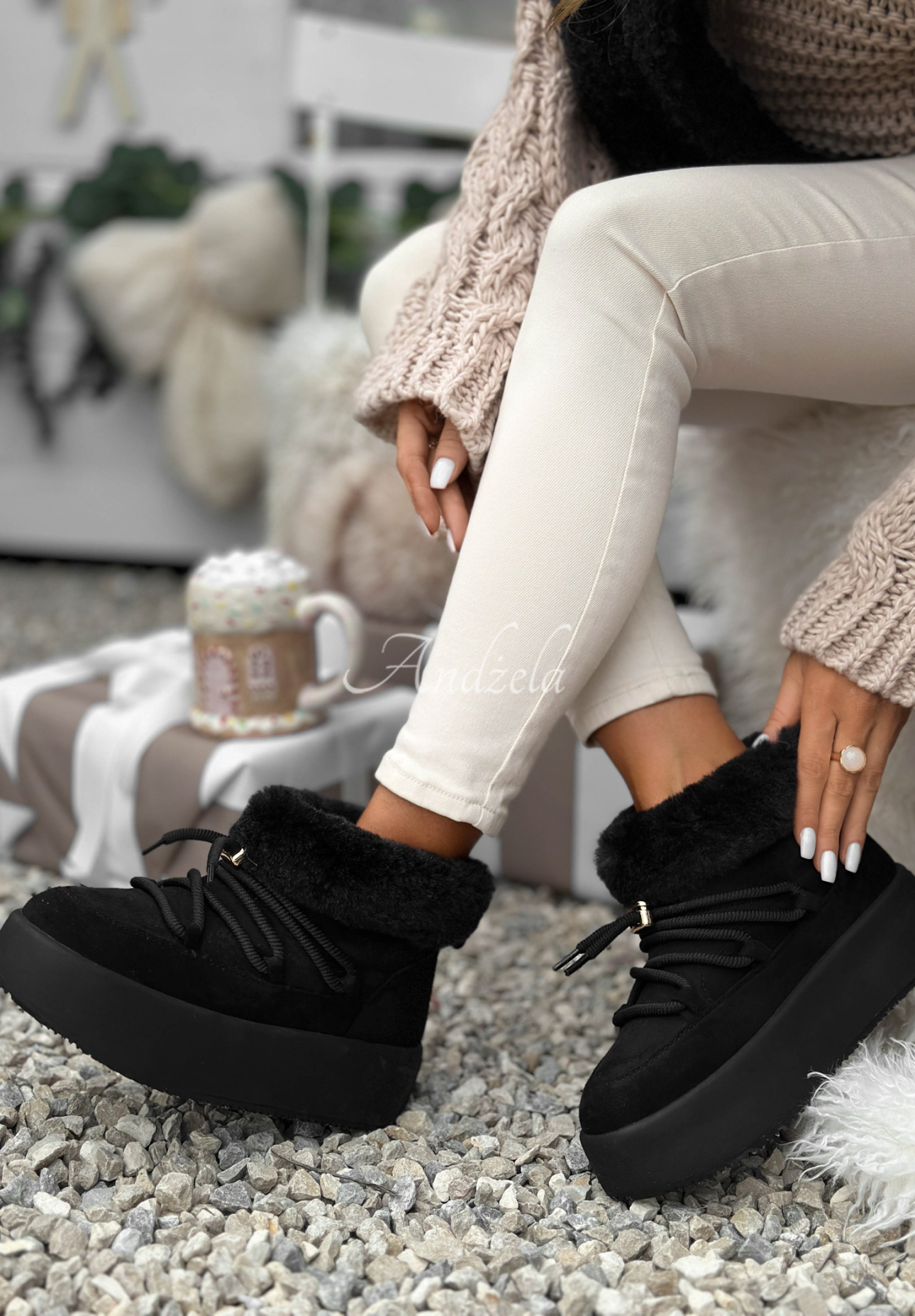 Cizme scurte de zăpadă din piele întoarsă cu șireturi Cold As Ice