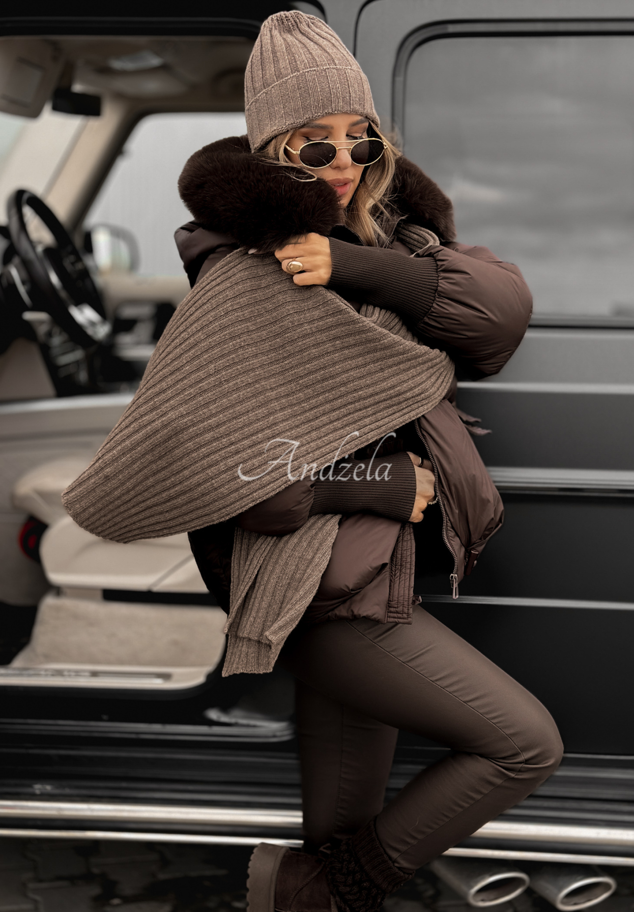 Set cu striații format din căciulă și fular din lână și cașmir Snow Dates