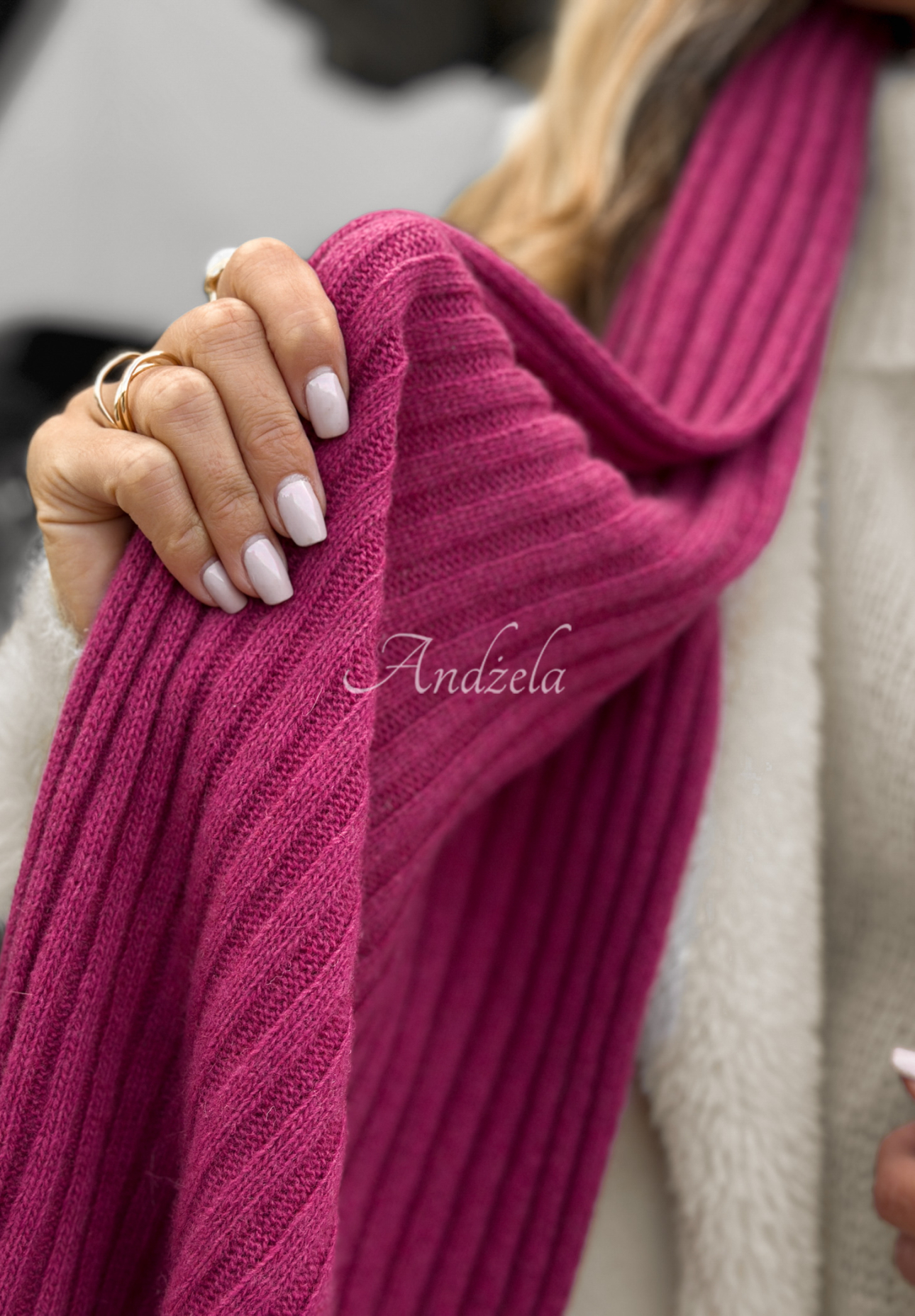 Set cu striații format din căciulă și fular din lână și cașmir Snow Dates