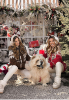 Wzorzysty Pulover z futerkiem Christmas Fireplace ciocolatiu