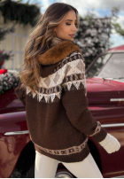 Wzorzysty Pulover z futerkiem Christmas Fireplace ciocolatiu