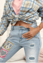 Pantaloni din denim mom fit z naszywkami Four Hearts albastru deschis