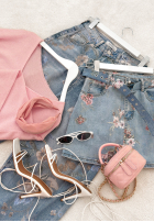 Pantaloni din denim mom fit w kwiecisty print Take Your Time albastre