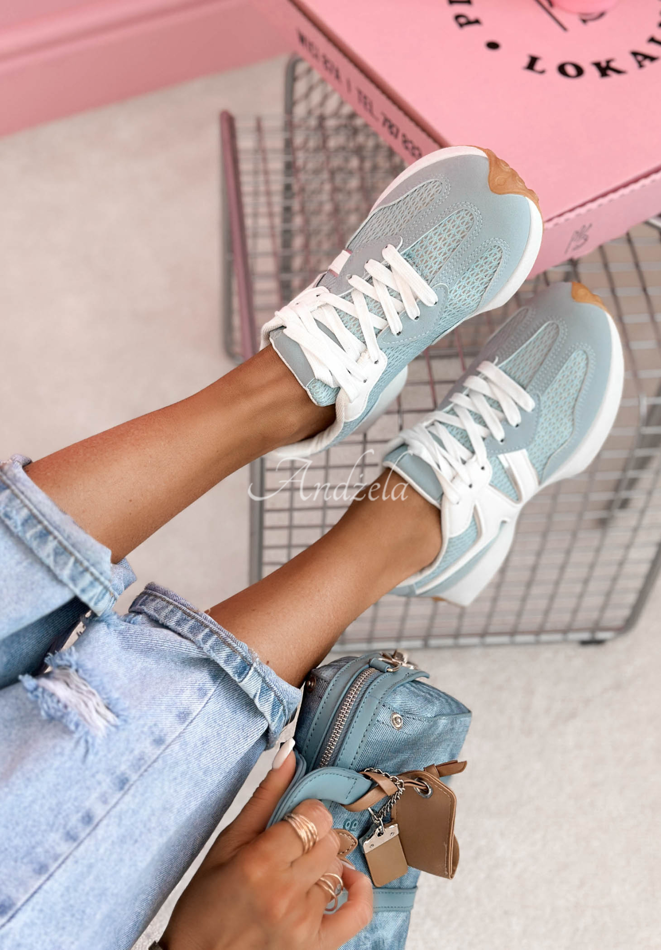 Sneakerși Running Towards You