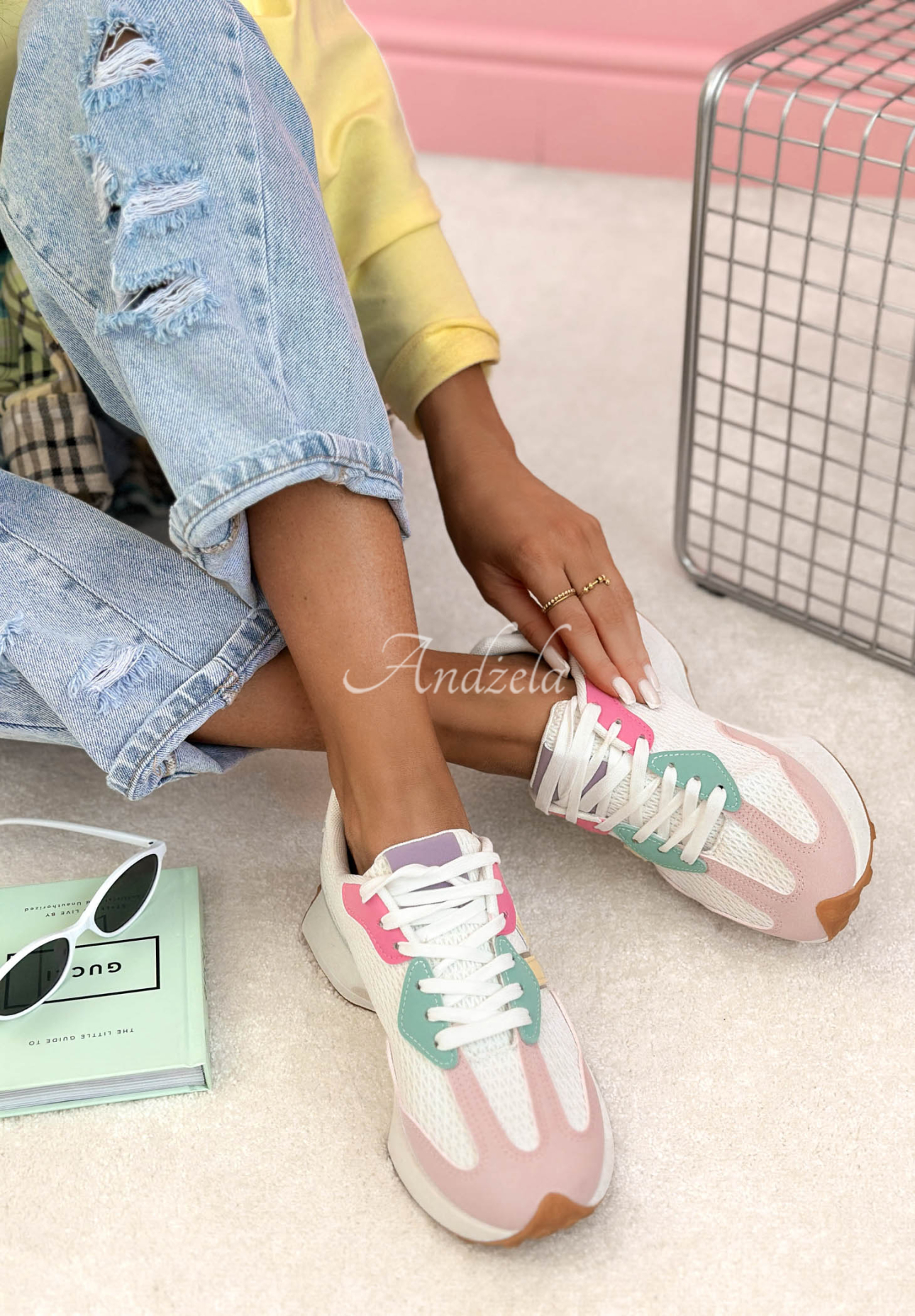 Sneakerși Running Towards You