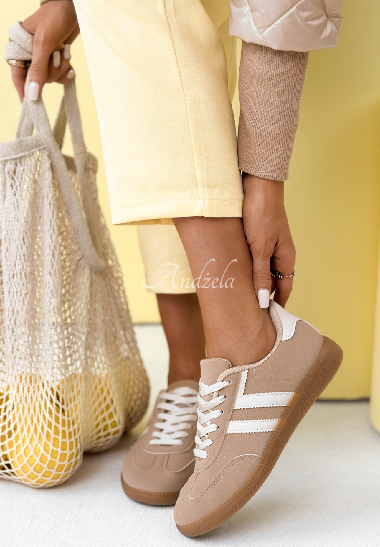 Adidași Walking On Flowers