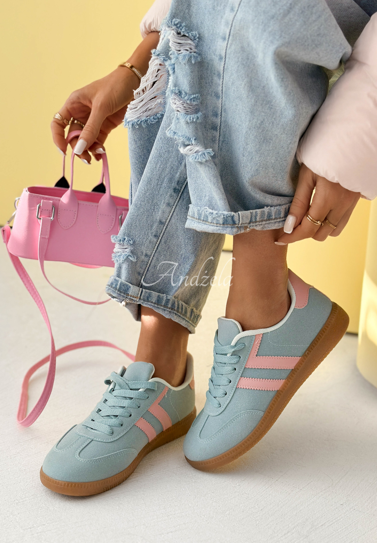 Adidași Walking On Flowers