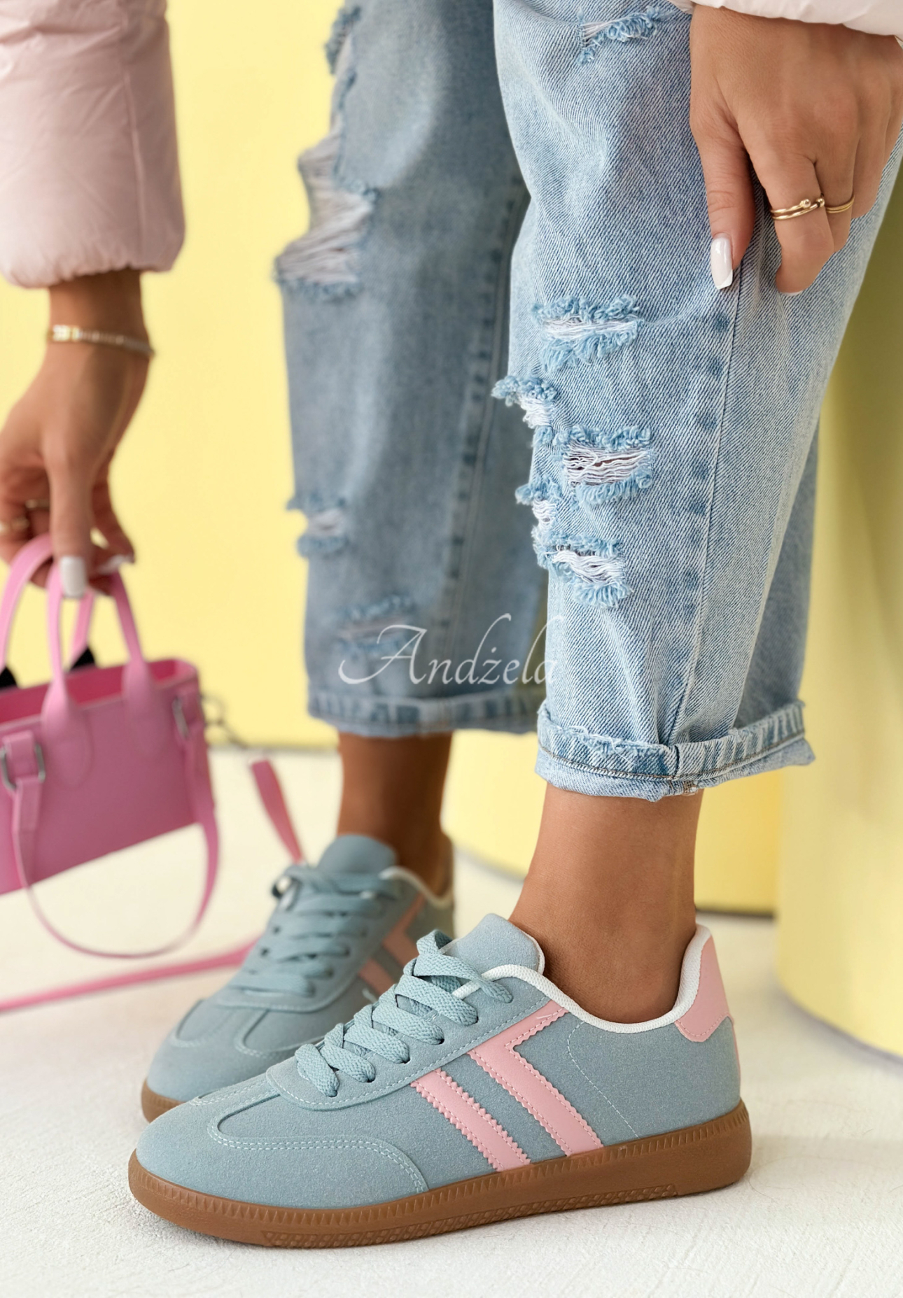 Adidași Walking On Flowers