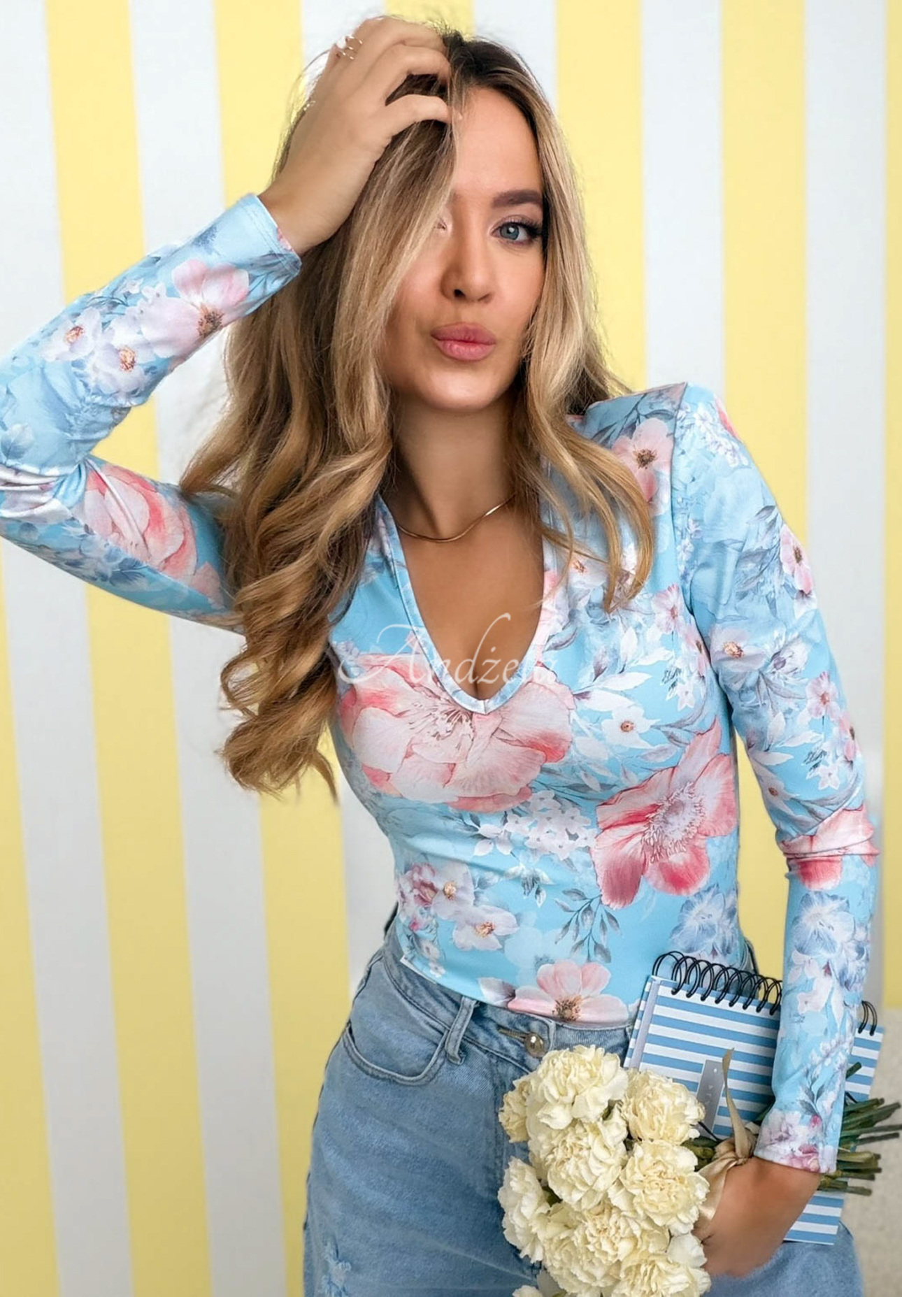 Bluză cu flori cu decolteu Camellia