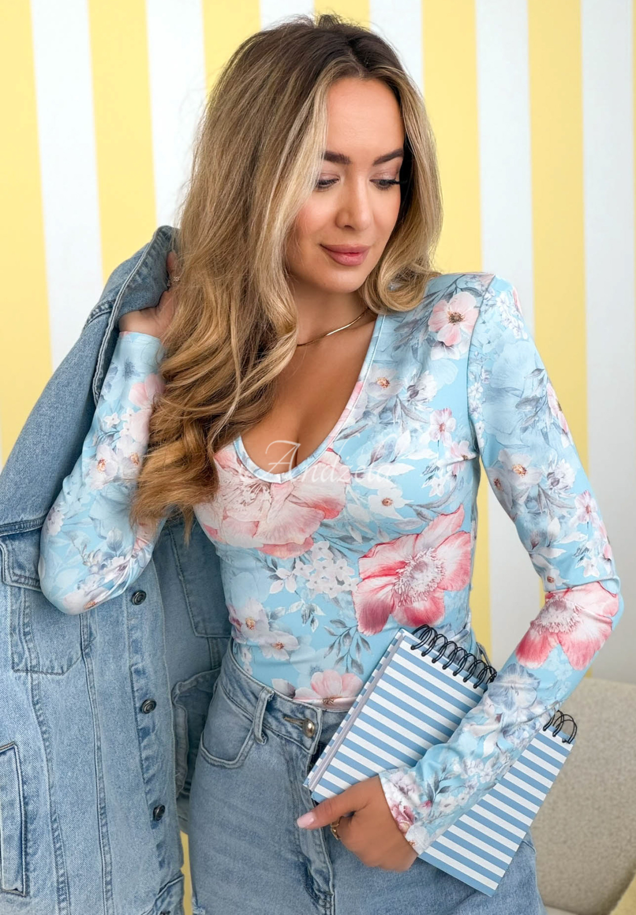 Bluză cu flori cu decolteu Camellia