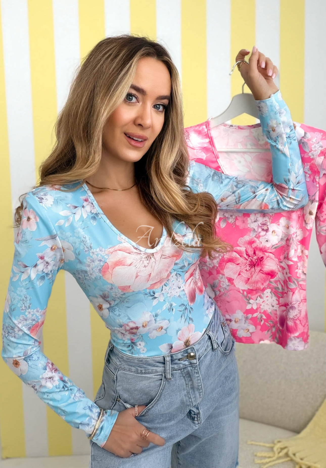 Bluză cu flori cu decolteu Camellia