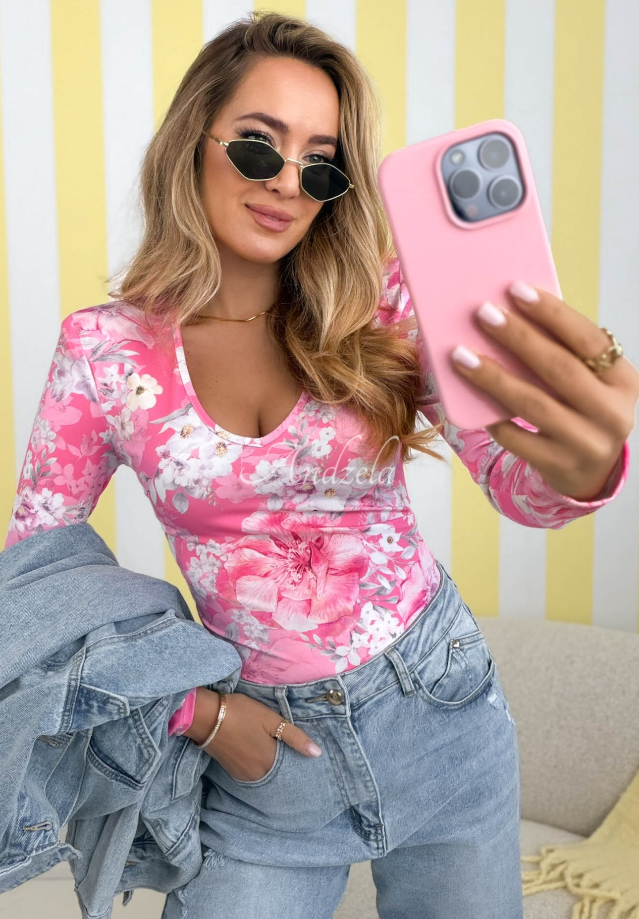 Bluză cu flori cu decolteu Camellia