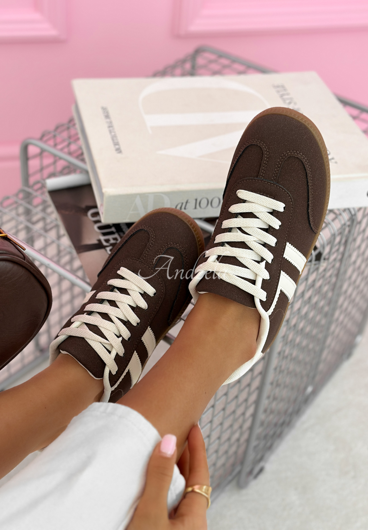 Adidași Walking On Flowers