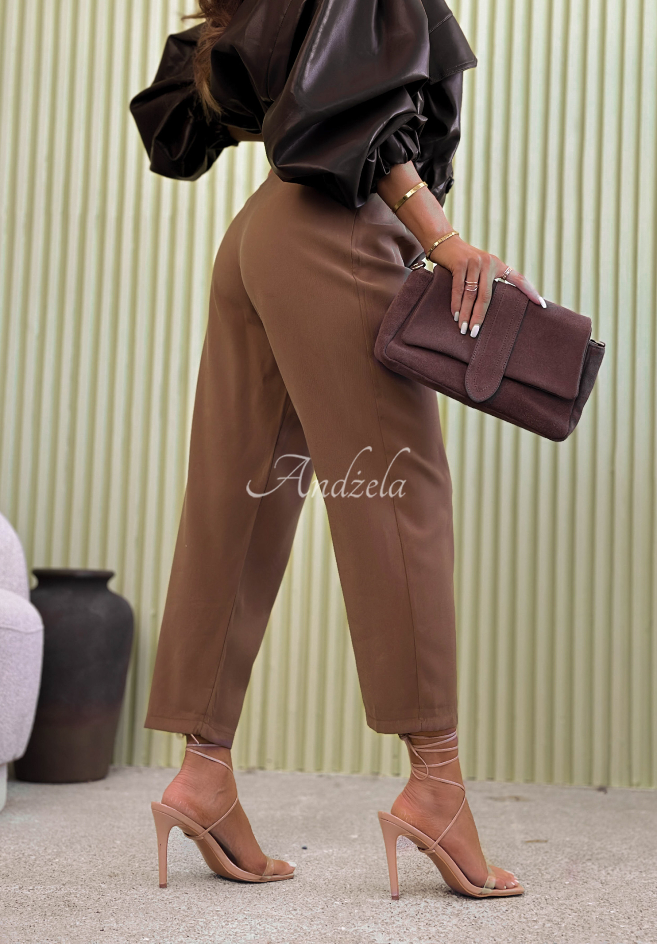 Pantaloni eleganți mom fit din viscoză, cu curea Never Limit Yourself