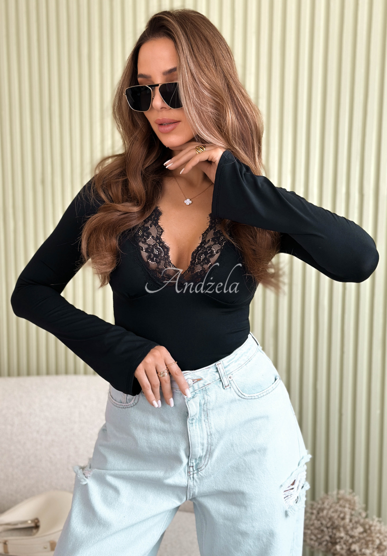 Bluză longsleeve cu decolteu și dantelă Subtle Touch