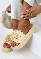 Șlapi na platformie z kwiatami Larissa bej