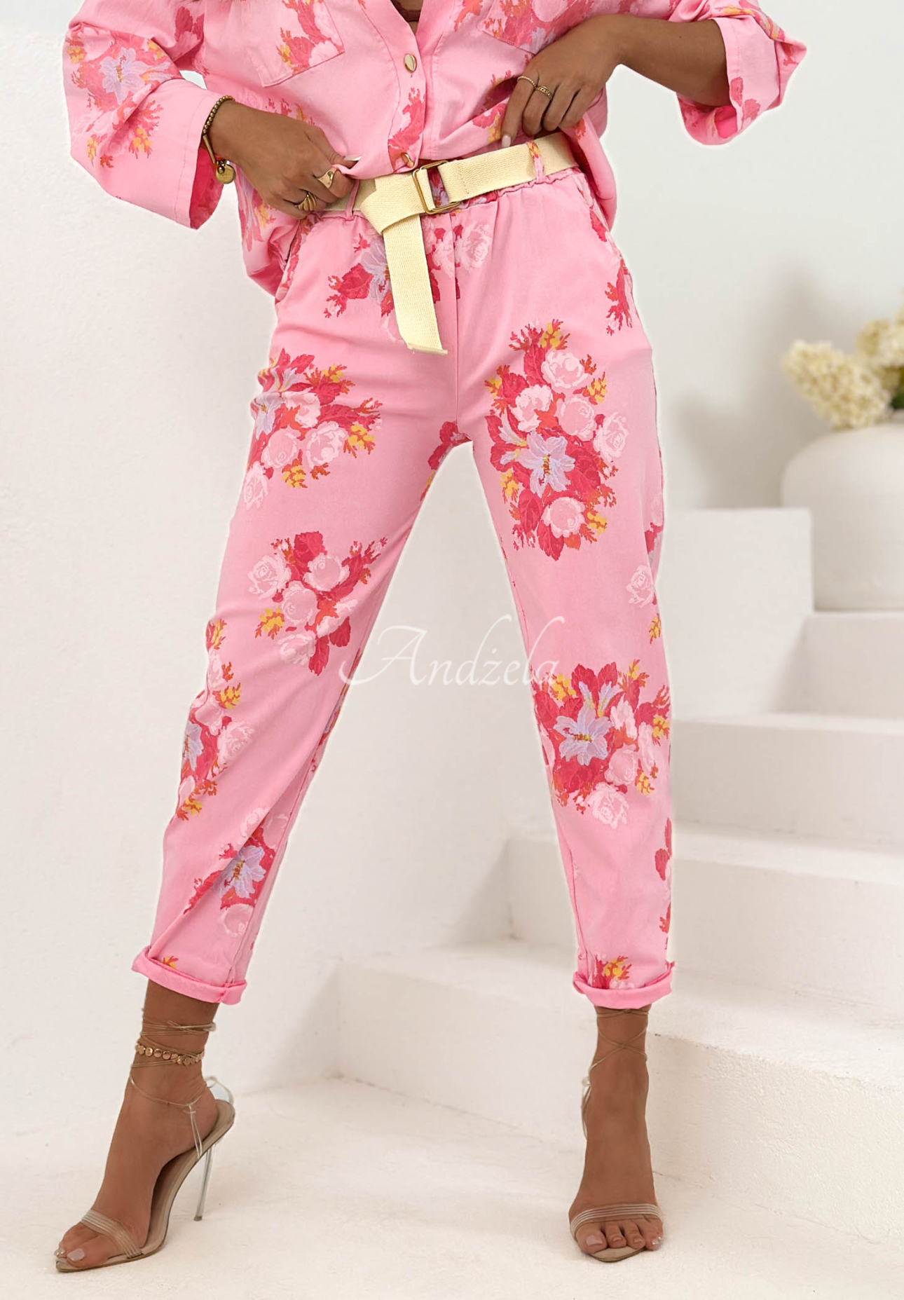 Kwieciste Pantaloni mom fit z paskiem Sunny Blossom roz