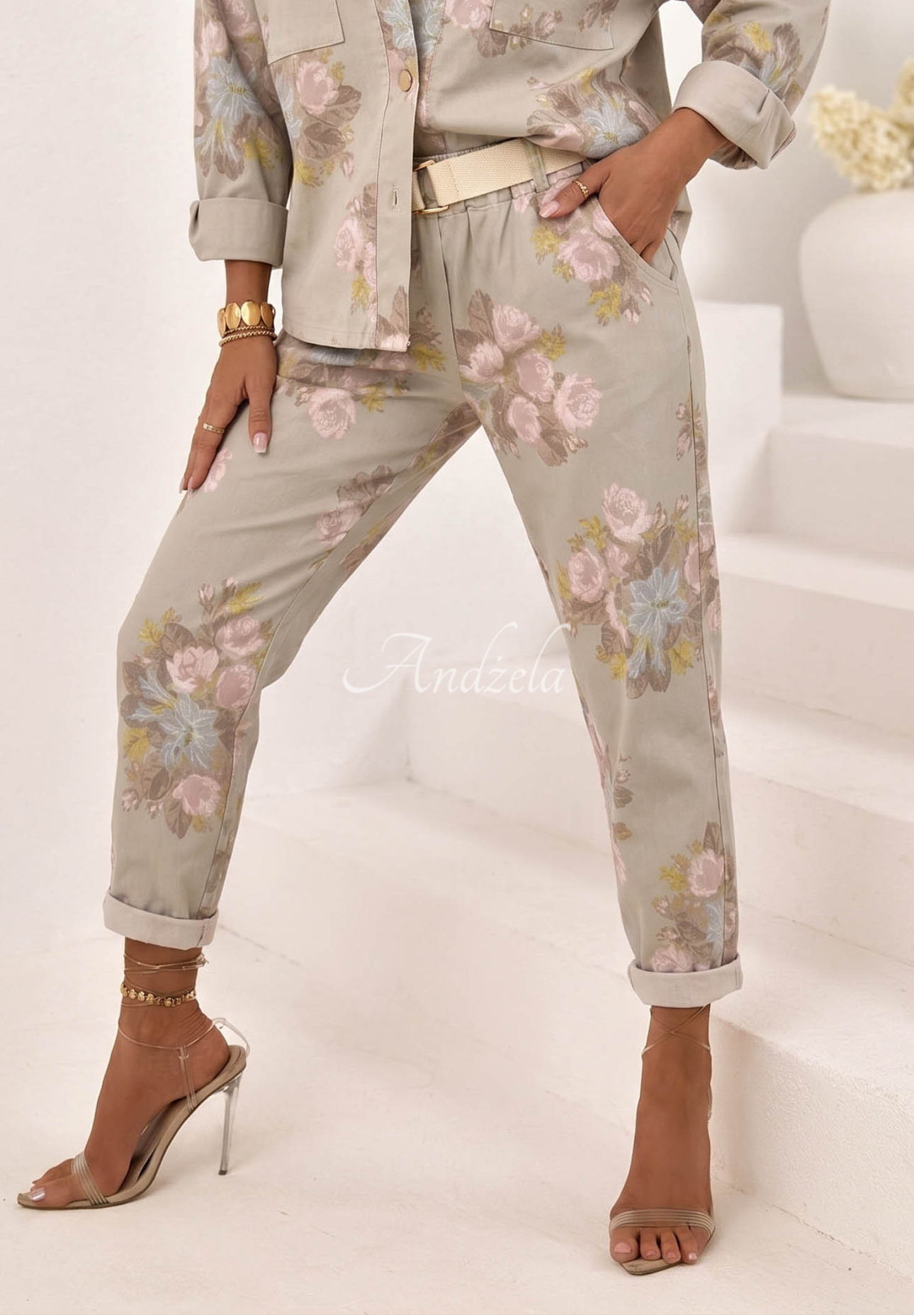 Kwieciste Pantaloni mom fit z paskiem Sunny Blossom bej
