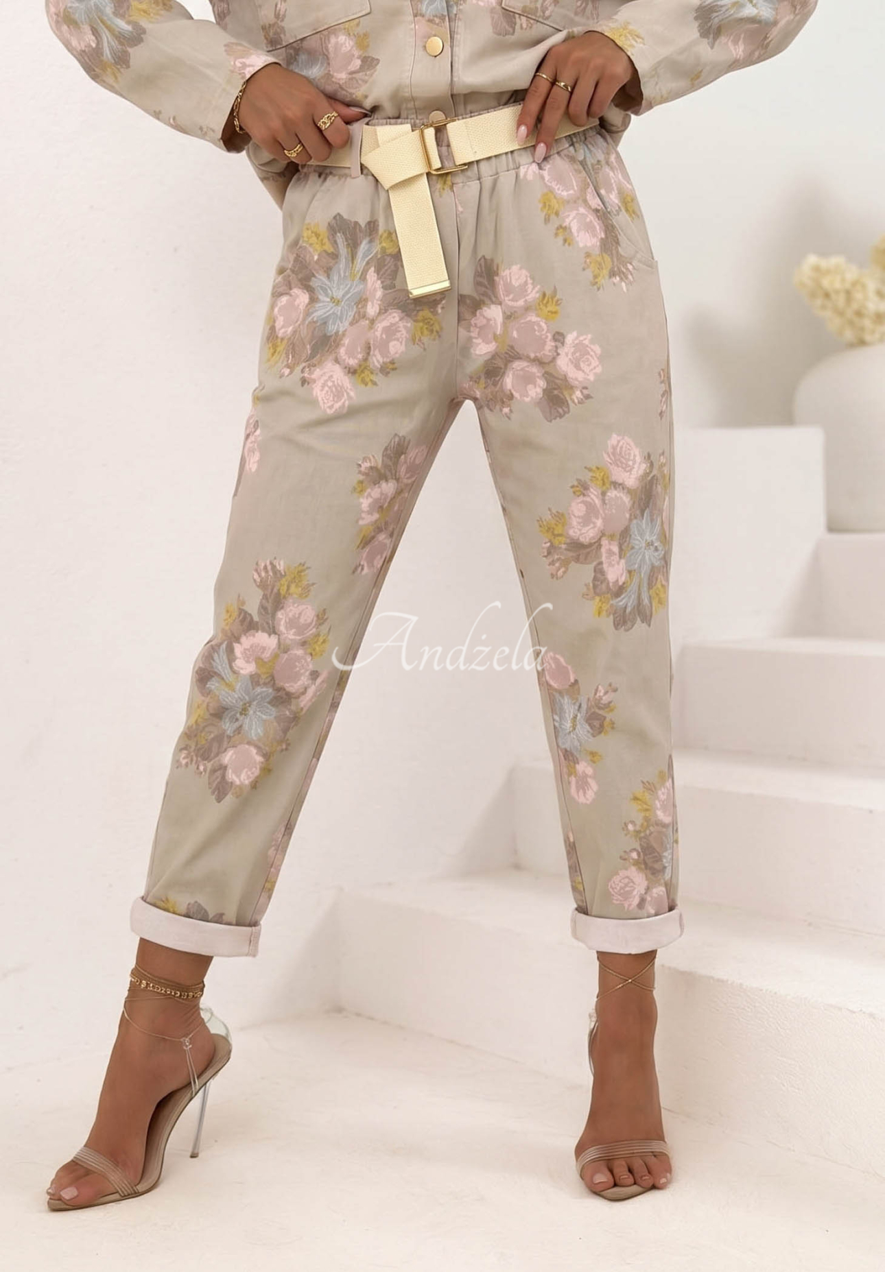 Kwieciste Pantaloni mom fit z paskiem Sunny Blossom bej