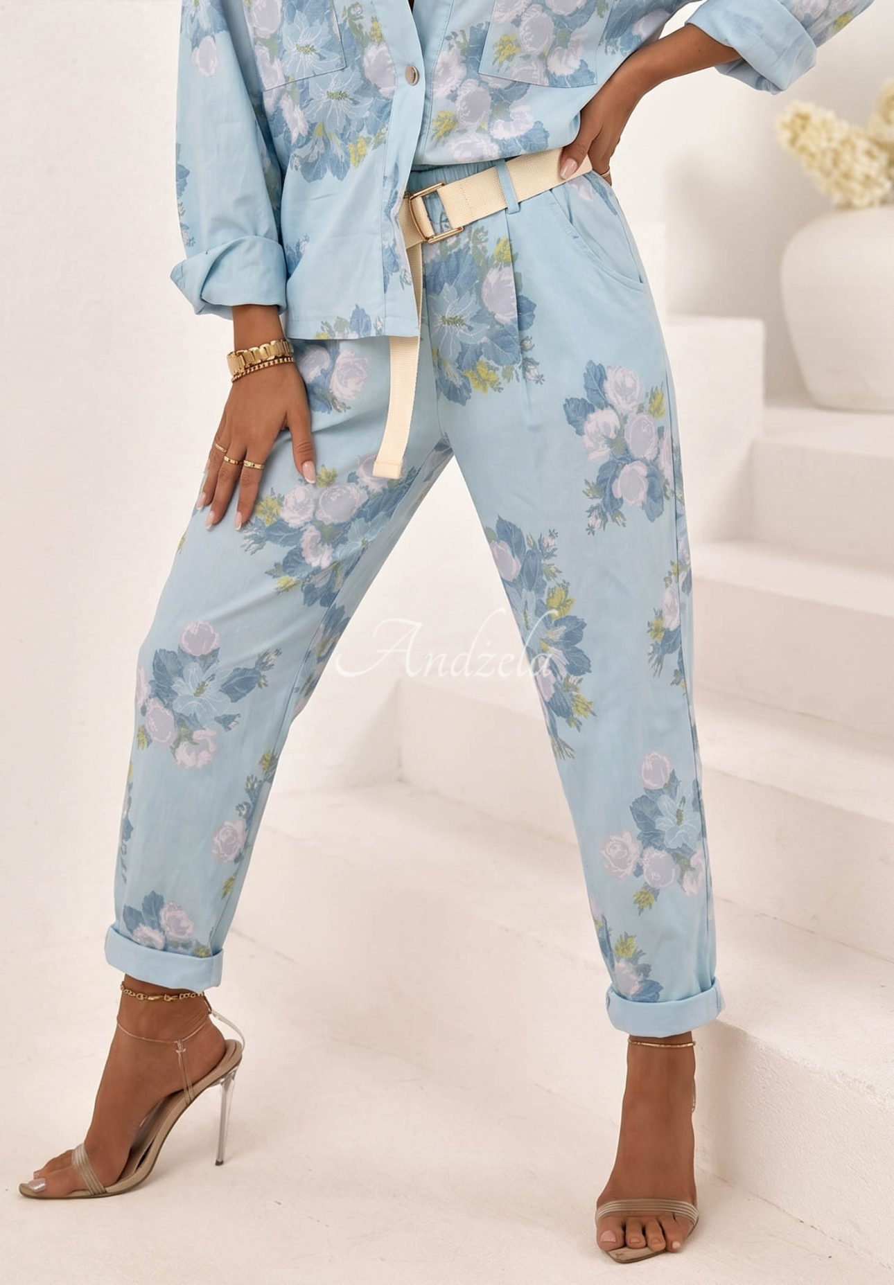 Kwieciste Pantaloni mom fit z paskiem Sunny Blossom albastru azuriu
