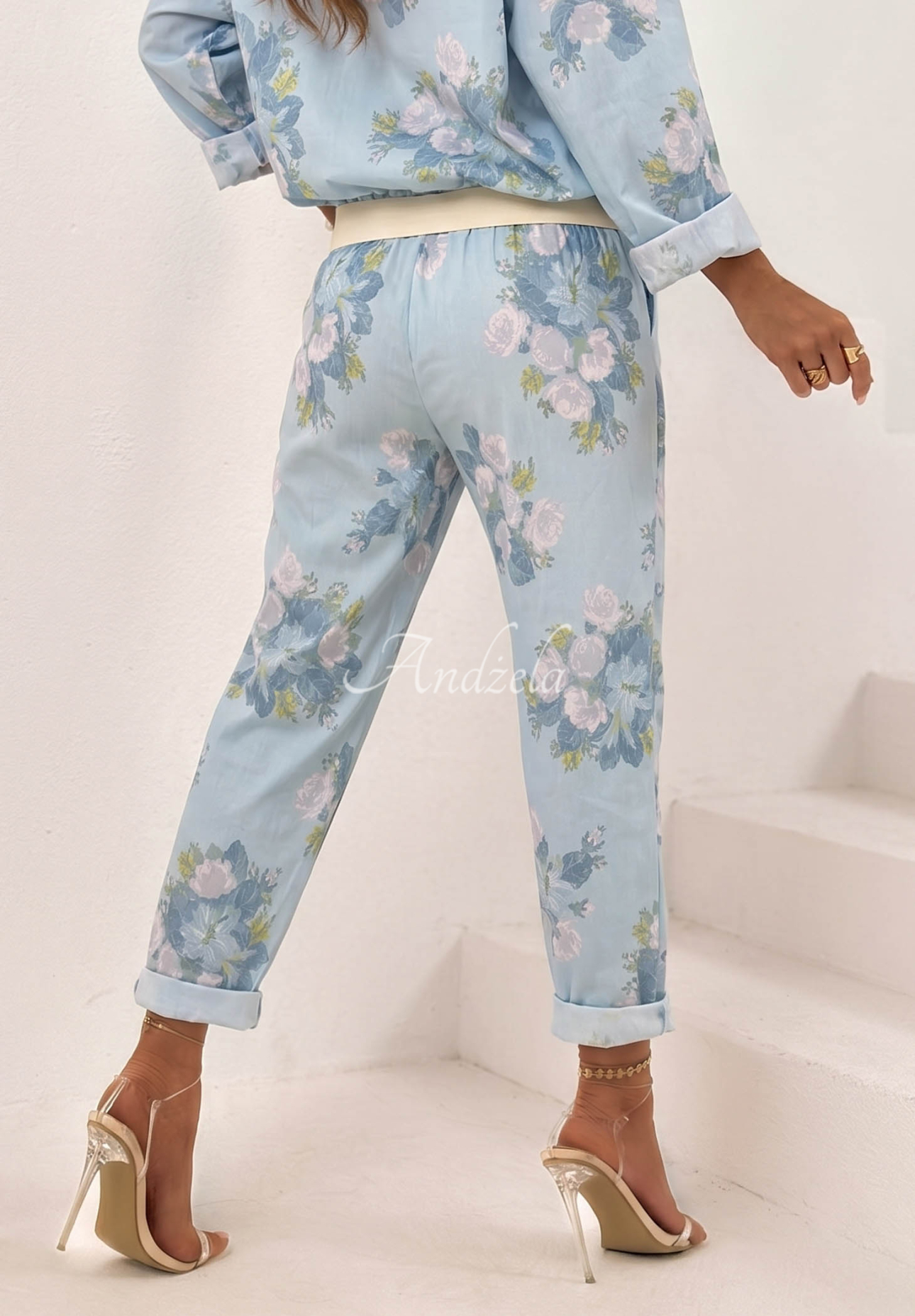 Kwieciste Pantaloni mom fit z paskiem Sunny Blossom albastru azuriu