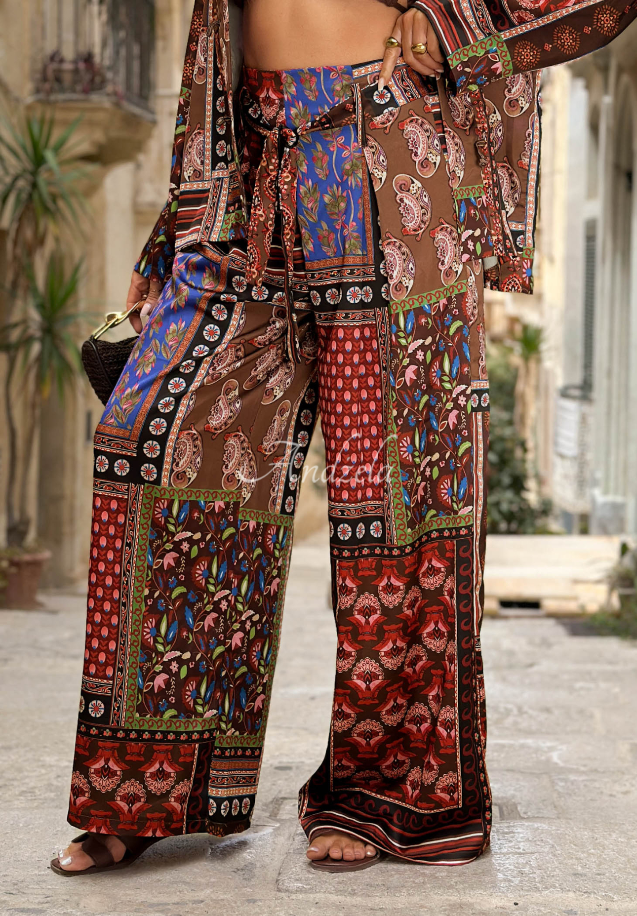 Pantaloni din material cu imprimeu cu curea Mosaic Flames