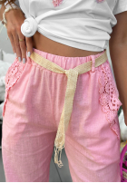 Pantaloni mom fit z paskiem i koronką Flora Villa galbenă