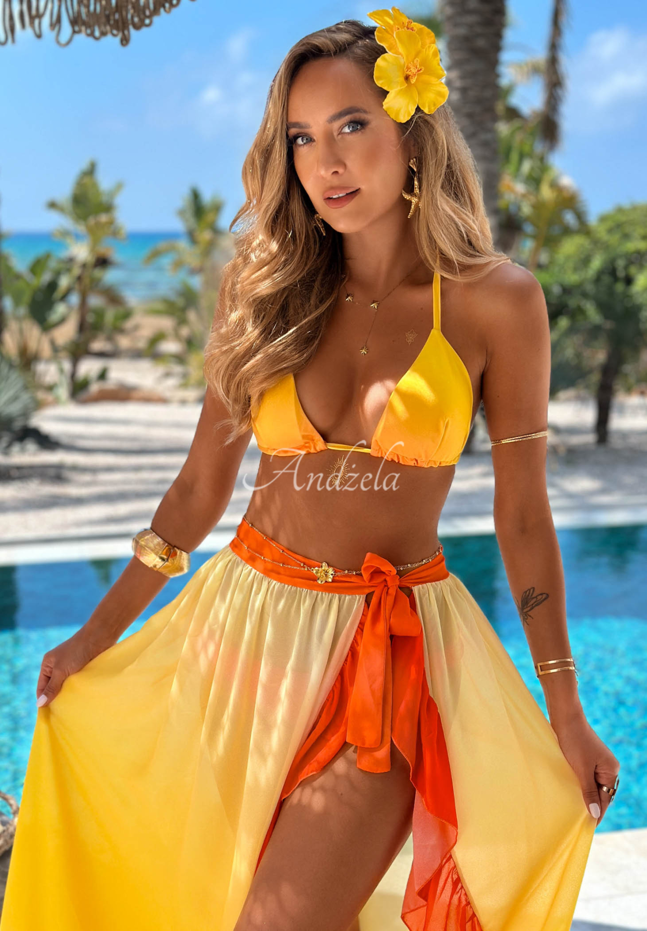 Set costum de baie bikini și pareo cu volănașe Aloha Sunset