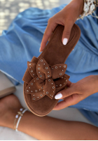 zamszowe Șlapi z kokardką i ćwiekami Deneris camel