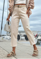 Pantaloni din denim mom fit z paskiem Desert Avenue jasnobeżowe