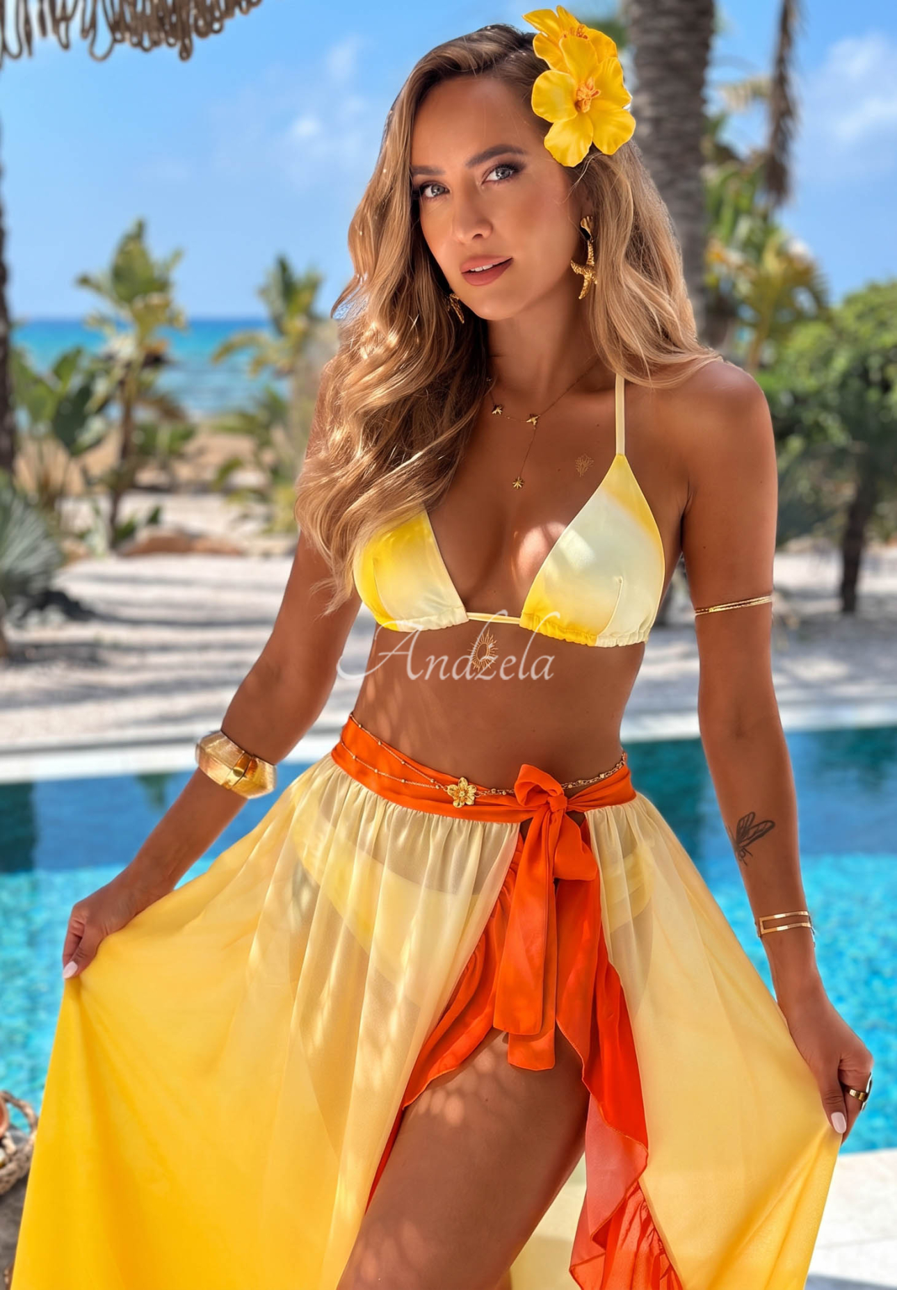 Set costum de baie bikini și pareo cu volănașe Aloha Sunset