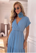 Rochie midi z lyocellu z falbankami i paskiem z różą Rosa Sea albastru deschis