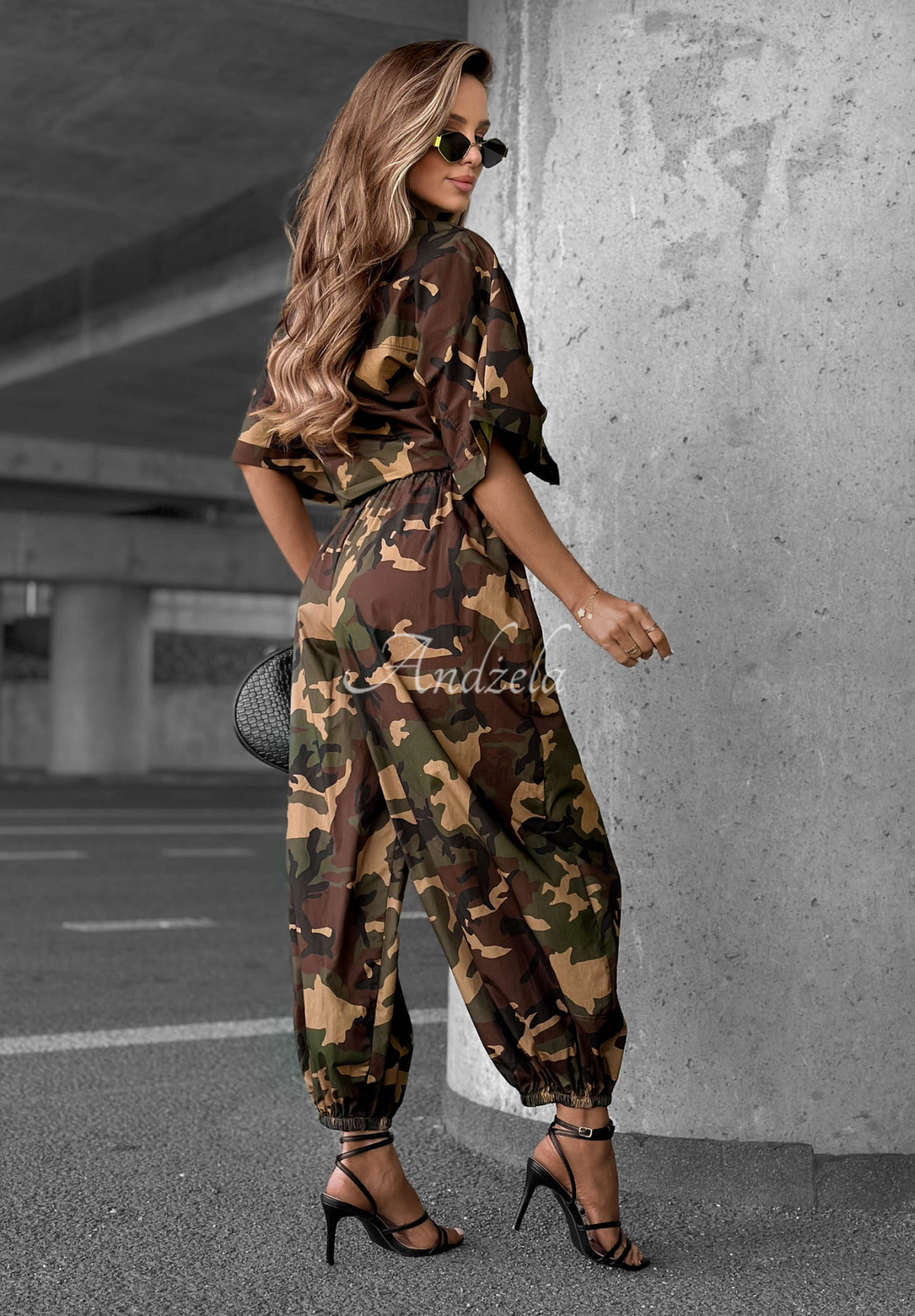 Compleu din bumbac cu cămașă și pantaloni jogger cu imprimeu camuflaj Hide Me