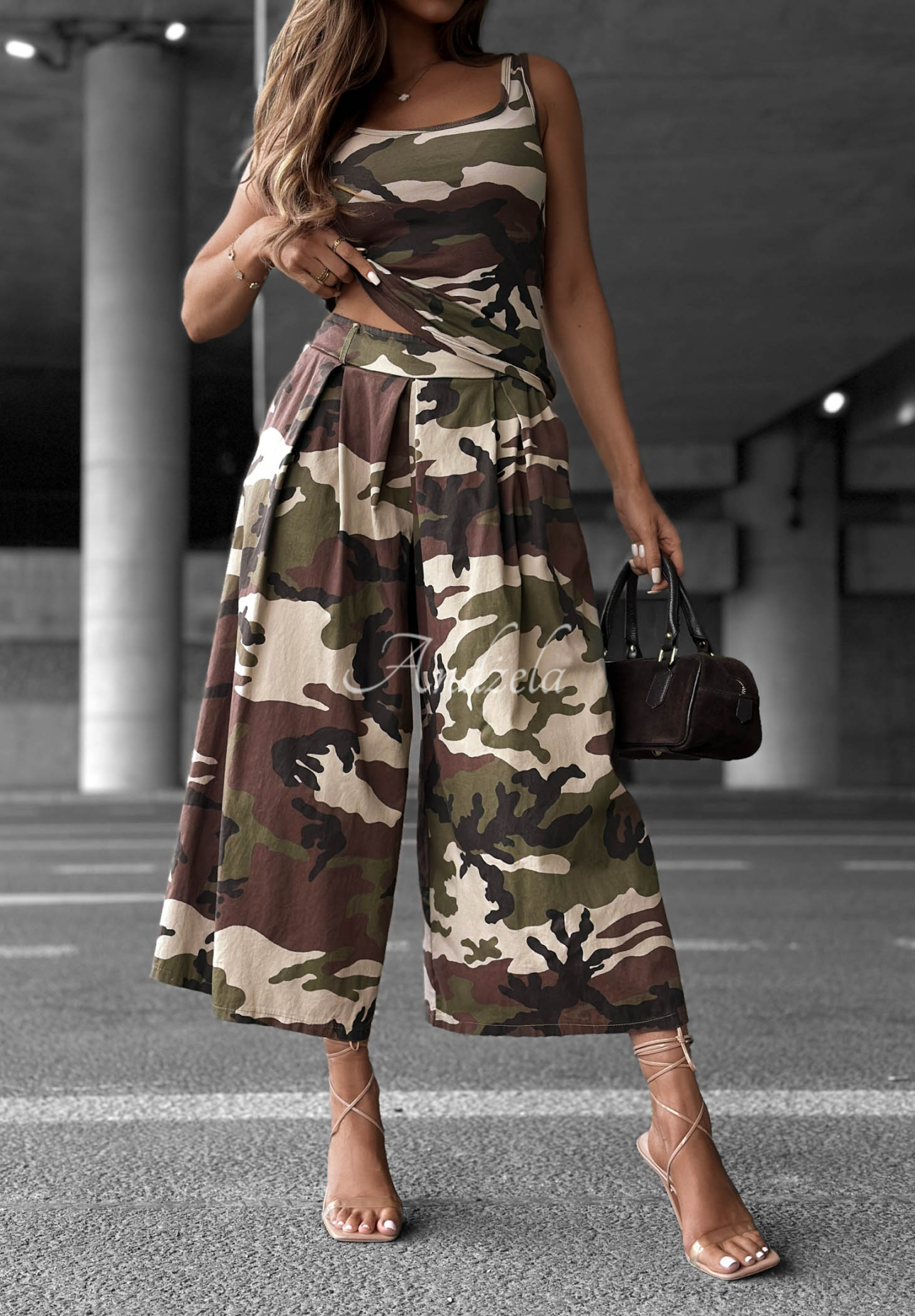 Pantaloni din material textil wide leg cu pliuri și imprimeu camuflaj Wild Energy