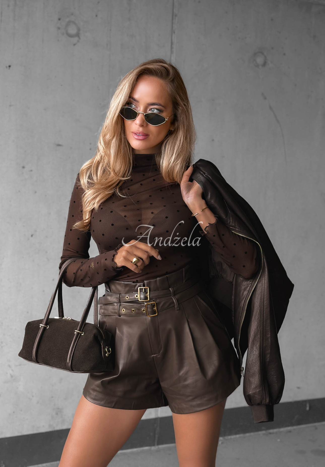 Pantaloni scurți din piele cu curea Coffee Whisper