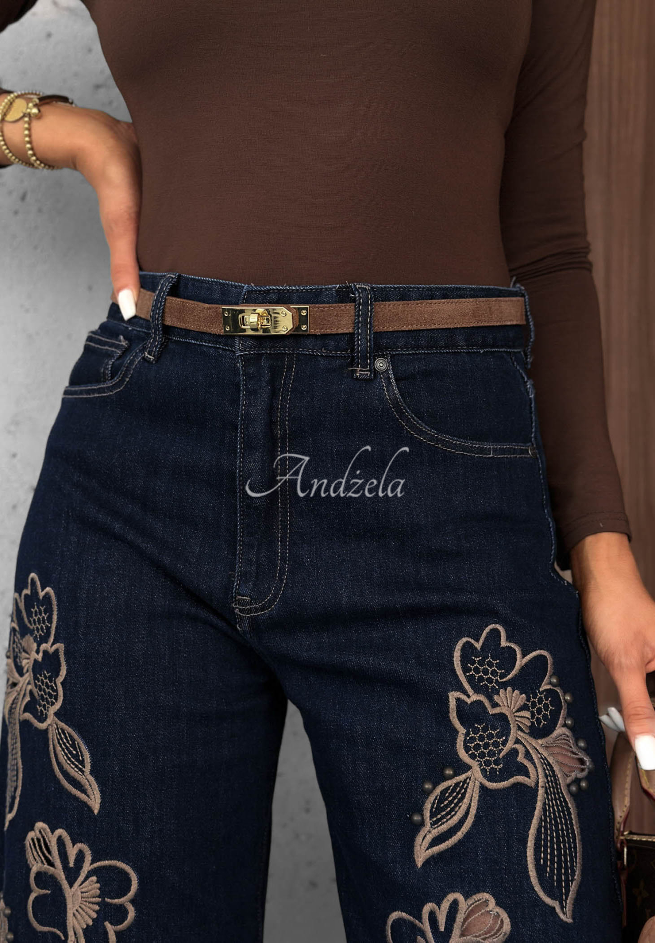 Blugi cu croială banana și broderii Soft Mist